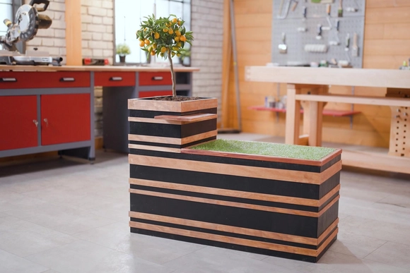 Blumenbank mit Pflanze